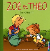 Zoé et Théo jardinent